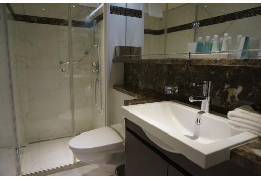 Con grandes baños llenos de detalles